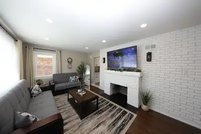 Image de Elegant and Cozy 2 Bedroom Recently Renovated Home