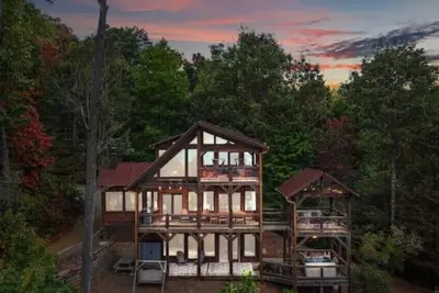 Image de North Ga Luxury Cabin: 3 King Suites, Game Room, Hot tub, Mtn views