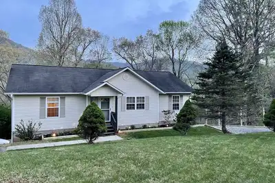 Image de Mountain Getaway near Asheville, sleeps 14! Spacious home w/ views & kids room
