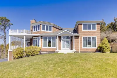 Image de Hamptons Home Near Beaches w/ Pool & Water Views!