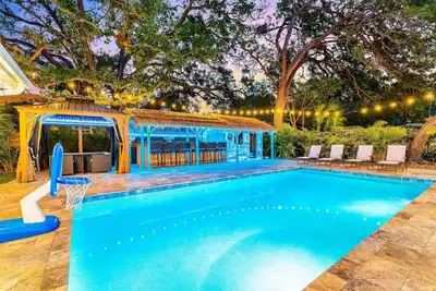 Image de Tropical Oasis with Tiki Bar & Private Pool, minutes from Siesta Key Beach!