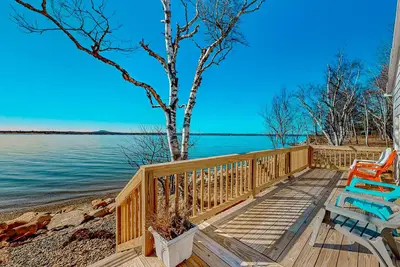 Image de Cozy seaside retreat w/ waterfront deck, expansive lawn, & breathtaking sunsets