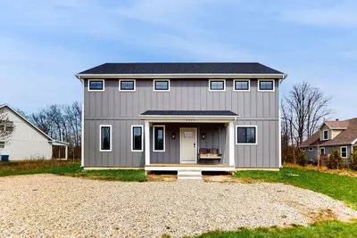 Image de Newly-built home on a grassy lot with washer/dryer & screened deck