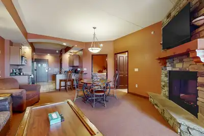Image de Inviting property near skiing with on-site golf, fireplace, balcony & Ac