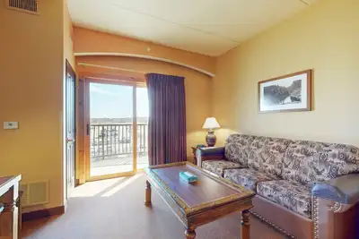 Image de Inviting studio near skiing with on-site golf, central Ac, balcony, & free WiFi