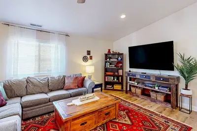 Image de Ideally located home with putt-putt green & aquatic center, near Zion Np