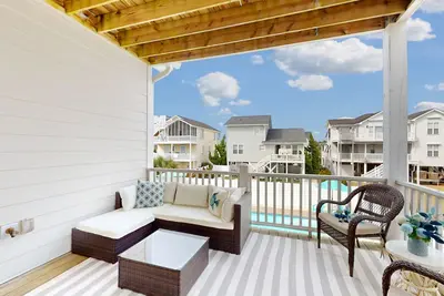Image de 2-story house near Holden Beach Pavilion with large private pool, decks, W\/D, Ac