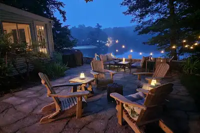 Image de Spectacular Lake Front Cabin close to Ct shoreline