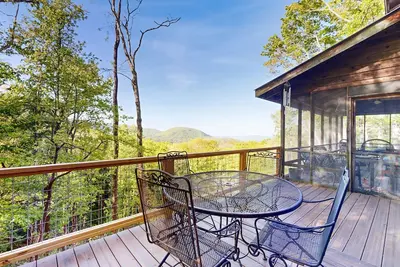 Image de Dog-friendly mountain view cabin with furnished deck, washer/dryer