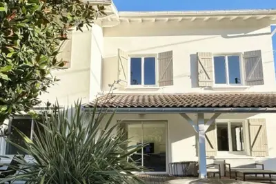 Image de Villa spacieuse offrant calme et fraîcheur à proximité du lac
