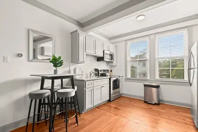 Image de 1 Blck from Lsu N Gates| 1br, 1ba| Bowlers Special!