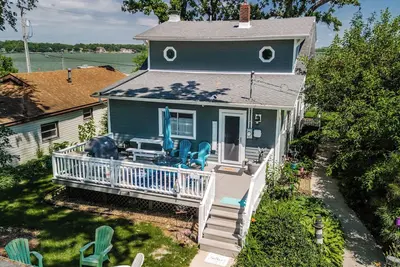 Image de Charming Lake House, Lake View, Private Pier, Bugaboo Bar and Water Sports!