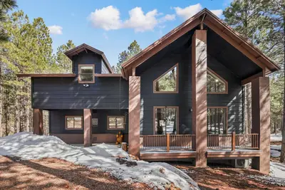 Image de Dog-friendly lodge in the pines with hot tub, firepit, fireplaces & great deck