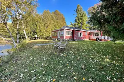 Image de Riverfront Retreat | Fire, Sunroom, Kayaks, Tubes
