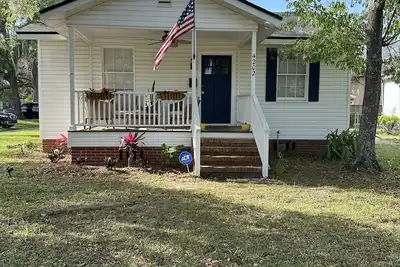 Image de Park side bungalow near river