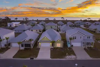 Image de Steps from Pool and Beach access\/Sleeps 10\/Bikes\/Grill\/Ping Pong\/Beach Gear