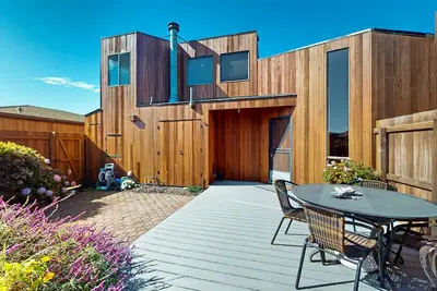 Image de Wine Country getaway with breathtaking ocean views, wood stove, & deck