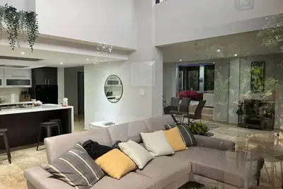 Image de Unique and Luxurious 5 Bedroom Mansion