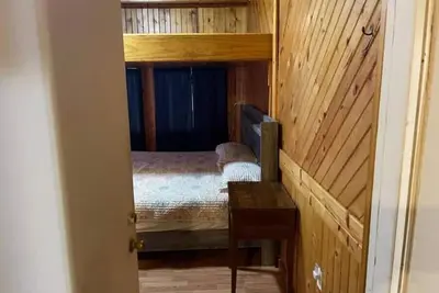 Image de Nice Paneled Master Bed & Loft on Wooded Property