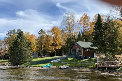 Image de Small rustic cabin on beautiful Sunset Lake with great views of the sunsets