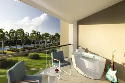 Image de Award-Winning All-inclusive Stay: Spacious Suites with Ocean Views | 2 Units