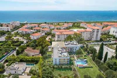 Newly Built Apartment with Pool, Walk to the Beach is located in Antibes.