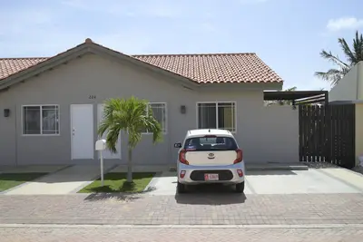 Image de 104 Apartment 3 min driving, 15 min walking to palm beach, 2 queen beds