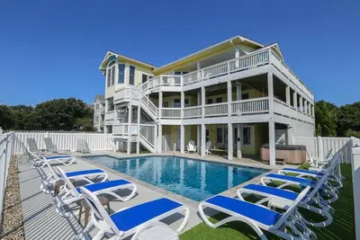 Image de Lucky Duck - Magnificent oceanside home with pool, game room, elevator, steps to beach