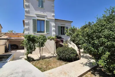 Image de Elegante maison avec un beau jardin, à 150 m de la mer, climatisation, Wifi. . .