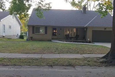 Image de Two story ranch sleeps 8 in the quaint area of Kansas City called Waldo