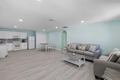 Image de Pelican Room- Cute Bungalow near Beaches Downtown