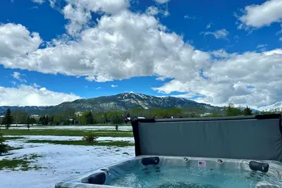 Image de Paradise View a dog-friendly vacation rental home with Hot Tub & Wi-Fi.