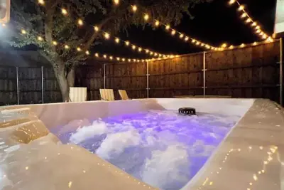 Image de Hot Tub 🏝~ Large Groups 🍿~ Centralized Location 📍