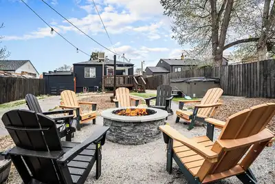 Image de The ColoRadical Crashpad! w/ Fire pit & Hot tub