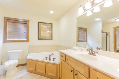 Image de L130b, \"Nestled Inn\" 2-Br with Loft Lakeview Cabin, See Desc. for Summer Special