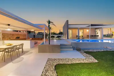 Great villa with pool, sea walking distance, in San Lorenzo