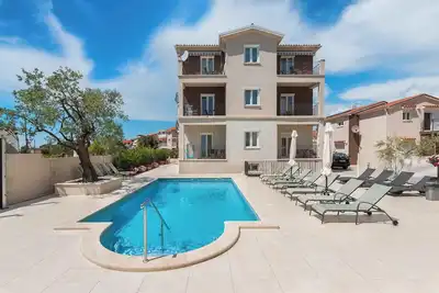 Image de Appartement de vacances avec air conditionné et une piscine extérieure