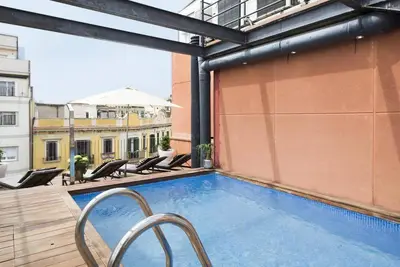 Image de Loft avec terrasse et piscine
