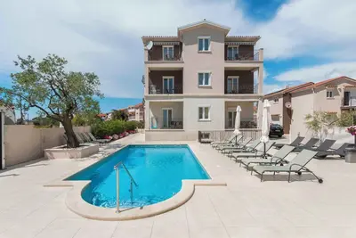 Image de Appartement de vacances avec air conditionné et une piscine extérieure