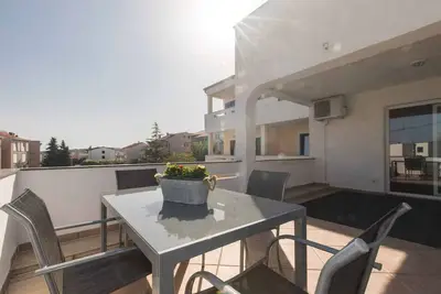Image de Appartement de vacances avec piscine d'eau salée et vue sur la mer