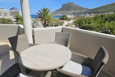 Image de Spacious 8 sleeper Beach Place with pool, along Hout Bay beach.