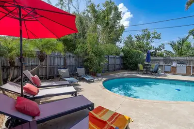 Image de Lantana Beach House-5 mins to Beach-\nKING Bd\/Hot Tub\/Pool\/Fire Pit\/Gym\/Mini Putt