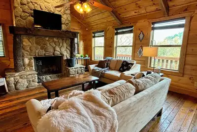 Image de Welcome to The Fox Den! Rustic decor and close to town!