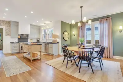 Image de Luxurious Bungalow Steps to Daffin Park w/ Yard + Parking by Lucky Savannah