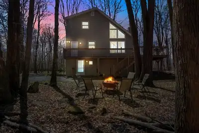 Image de Spacious and Remodeled Cabin in Poconos Mountain Resort. Hot Tub and Game Room!
