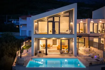 Image de Three bedrooms, two bathrooms, a media room, a private heated pool, a six-person villa