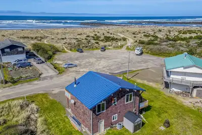 Image de Large, Bright Home Steps to Rockaway Beach Access, Ocean View Deck, Fire Table!