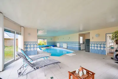 Image de Piscine couverte - sauna - Maison pour 9 à Loctudy