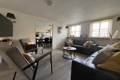 Image de Spacious apartment on the ground floor with large sunny terrace.