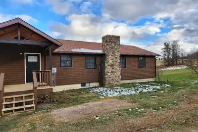 Image de Cozy home located on 10 acres with a pond for fishing and kayaking.